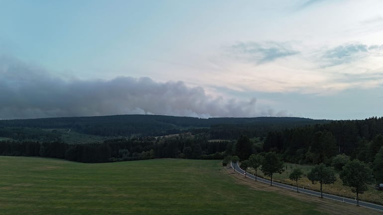 Esta fotografía aérea muestra el incendio, un incendio forestal que arde en la reserva natural de Hautes Fagnes (High Fens) de Mutzenich, Alemania Occidental, el 16 de agosto de 2026.