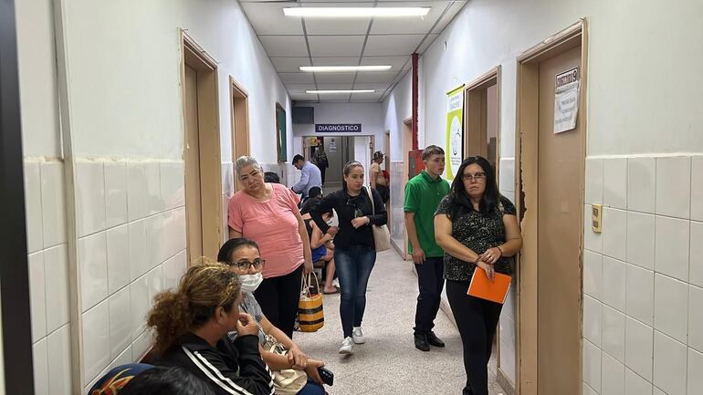 Pacientes de distintas ciudades de Cordillera aguantan las precarias condiciones del sistema de salud en el Hospital de Caacupé.