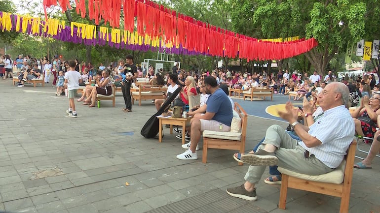 Vecinos de todas las generaciones celebraron la reinauguración de la plaza Herminio Giménez.