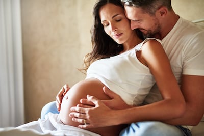En un embarazo sin complicaciones, las relaciones sexuales suelen ser seguras y no dañan al feto.