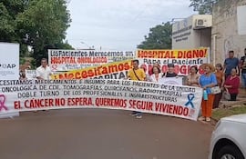 La manifestación de los pacientes y familiares se realizó en la entrada al pabellón oncológico.