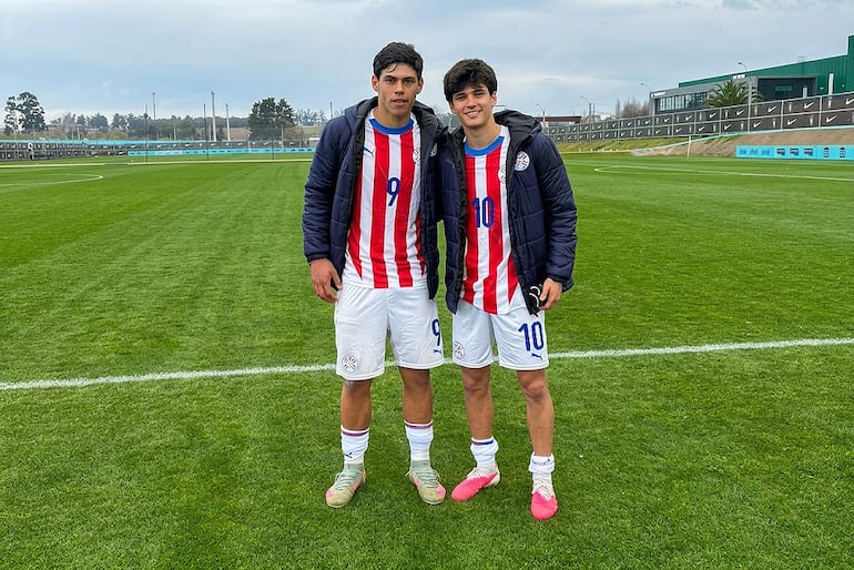 José Daniel Buhring (izquierda) y Eduardo Andrés Delmás, goleadores de la Albirroja contra la Celeste.