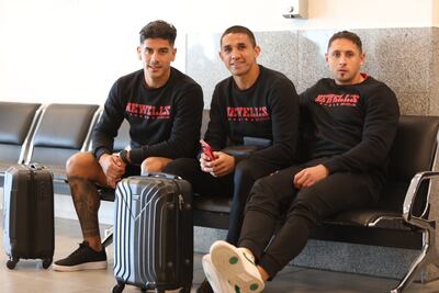 Los paraguayos Jorge Pollo Recalde y Gustavo Velázquez junto a un compañero de equipo en Newell's, en la previa del duelo de esta noche ante el Santos FC de Brasil.