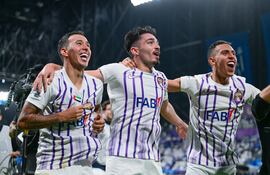 Alejandro Kaku Romero (i) festeja la clasificación con dos compañeros de Al Ain de Emiratos Árabes Unidos.