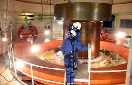 Tarea de mantenimiento de una de las unidades de la hidroeléctrica Itaipú.
