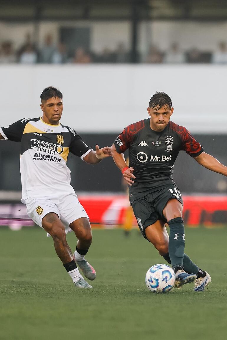 Óscar Romero anota su primer gol desde su llegada a Huracán