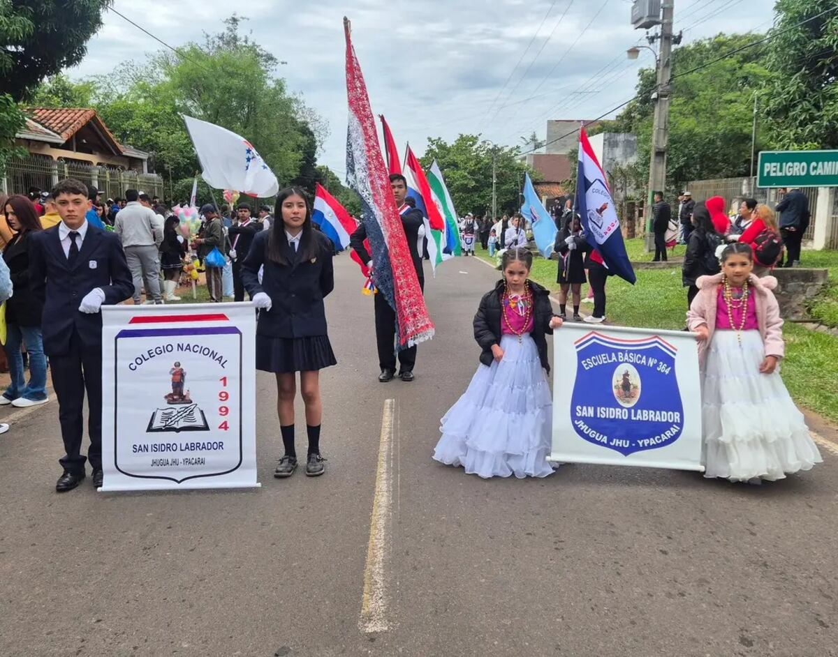 Desfile estudiantil llena de color los festejos por los 139 años de Ypacaraí