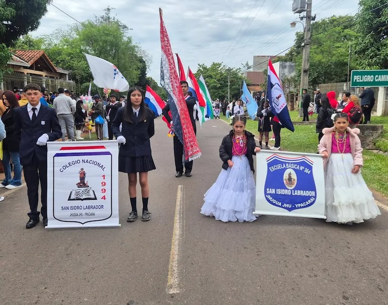 Los estudiantes de la Escuela y Colegio San Isidro Labrador de Jhugua Jhu, Ypacaraí, se destacaron en el desfile con sus coloridos trajes típicos, resaltando con orgullo las tradiciones y la identidad cultural de la comunidad.