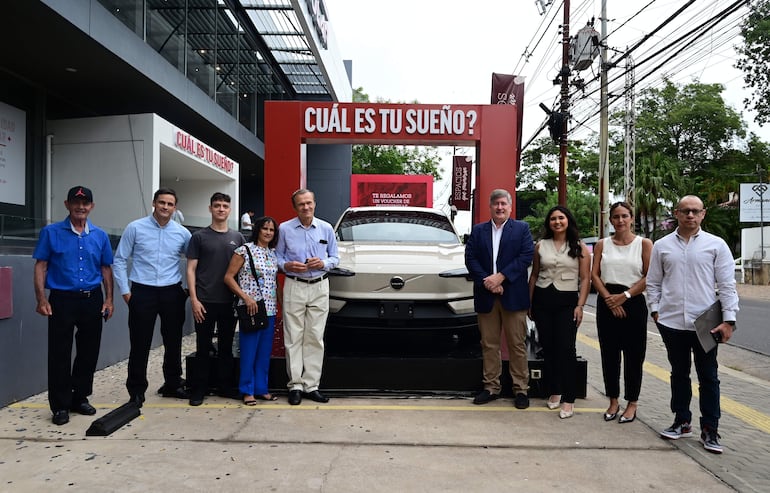 Directivos de Sueñolar entregaron el premio a Roberto Haseitel, quien vino desde Coronel Bogado con su familia.