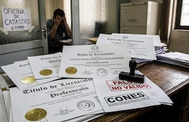 Recreación de una oficina del Cones, llena de títulos universitarios.