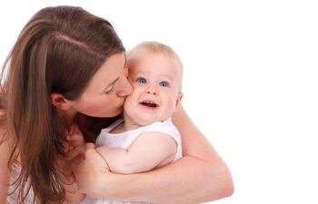 Es importante mimarle y mirarle a los ojos al bebé, acariciarle, hablarle con cariño en todo momento y, sobre todo, mientras le se le da de mamar.
