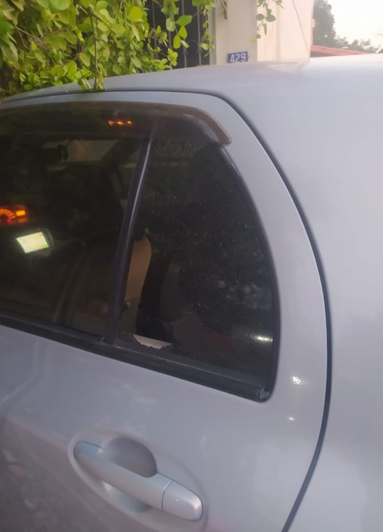 En uno de los tantos robos que sufrió, le rompieron la ventana de su automóvil.