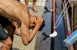 Essap asistió a hinchas de Cruzeito Brasil con camión cisterna con agua potable en la Costanera de Asunción.