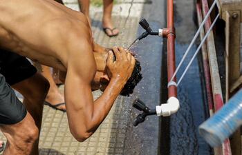 Essap asistió a hinchas de Cruzeito Brasil con camión cisterna con agua potable en la Costanera de Asunción.