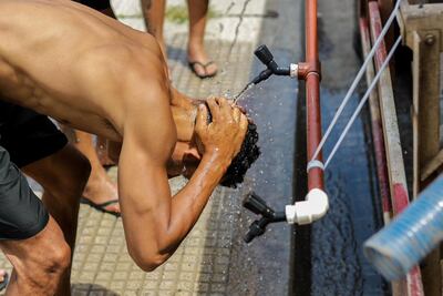 Essap asistió a hinchas de Cruzeito Brasil con camión cisterna con agua potable en la Costanera de Asunción.