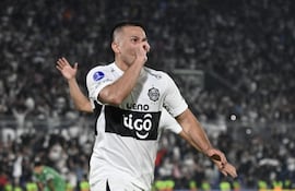 Hugo Quintana, jugador de Olimpia, celebra un gol en el partido frente a Audax Italiano por la fecha 6 del Grupo G de la Copa Sudamericana 2026 en el estadio Defensores del Chaco, en Asunción, Paraguay.