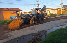 Militares trabajando en zonas afectadas por las intensa lluvias del lunes en el barrio San Blas de Mariano Roque Alonso.