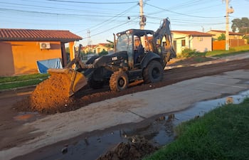 Militares trabajando en zonas afectadas por las intensa lluvias del lunes en el barrio San Blas de Mariano Roque Alonso.