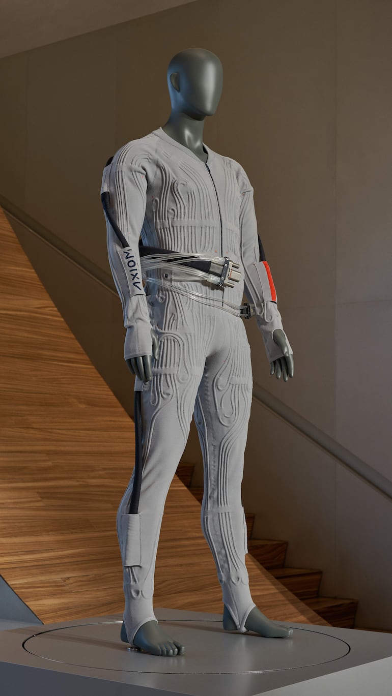 Fotografía cedida por Axiom Space de la prenda de ventilación y refrigeración líquida (LCVG), una capa interior diseñada por Prada para los astronautas, que se utilizará debajo del traje espacial Axiom Extravehicular Mobility Unit (AxEMU) en las futuras misiones Artemis de la NASA.