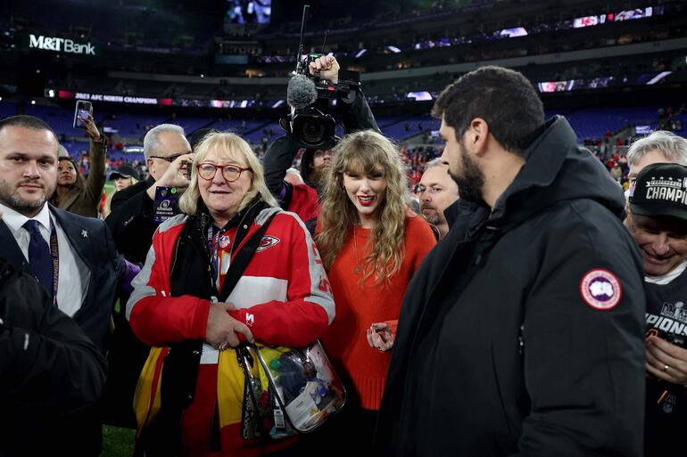 Taylor Swift junto a Donna Kelce, mamá de Travis Kelce. (Patrick Smith/Getty Images/AFP)