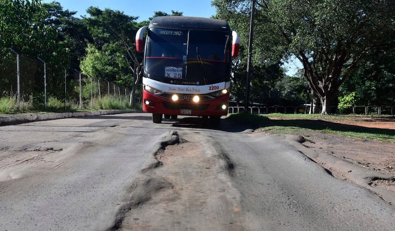 Buses que ingresan a la EBA deben atravesar caminos internos en total destrucción.nal.