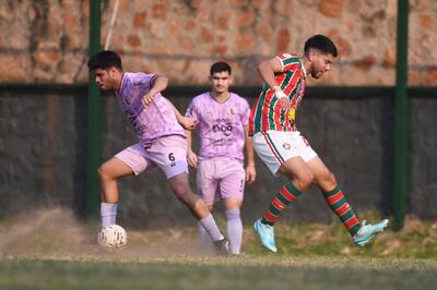 El volante del "matarife" Geraldo Cañete escapa con pelota dominada del atacante "rojioverde" Arturo Paredez. (Foto: APF)