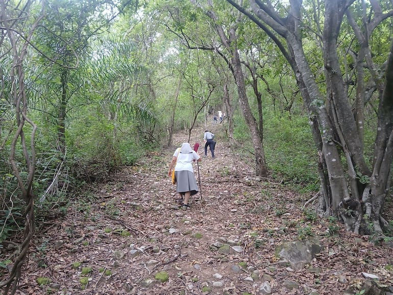 Mucho esfuerzo y sacrificio representa escalar el cerro.