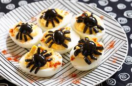 Huevos del diablo para la fiesta de Halloween.