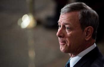 El Presidente del Tribunal Supremo de los Estados Unidos, John Roberts, Jr., durante un evento en el Capitolio, en Washington (EE.UU.). Parece que la Inteligencia Artificial (IA) va a precipitar los escenarios más locos de la humanidad, entre ellos que los que imparten justicia sean reemplazados por máquinas 'razonantes'. Pues esa fue la principal preocupación del presidente del Tribunal Supremo de Estados Unidos, el juez John Roberts, quien aseguró que la IA transformará el sistema judicial y hasta se atrevió a señalar riesgos como la invasión de la privacidad y la "deshumanización del derecho".