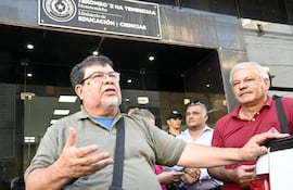 Representantes de la Otep - Auténtica, saliendo de una reunión esta mañana en el MEC.