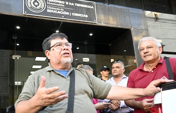 Representantes de la Otep - Auténtica, saliendo de una reunión esta mañana en el MEC.