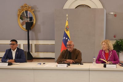 El primer vicepresidente de la Asamblea Nacional de Venezuela, Pedro José Infante (i); el presidente de la Asamblea Nacional, Jorge Rodríguez (c), y la ministra del Poder Popular para la Educación Universitaria, Ana María Sanjuán, asisten a la tercera ronda de diálogo, este miércoles en Caracas (Venezuela).