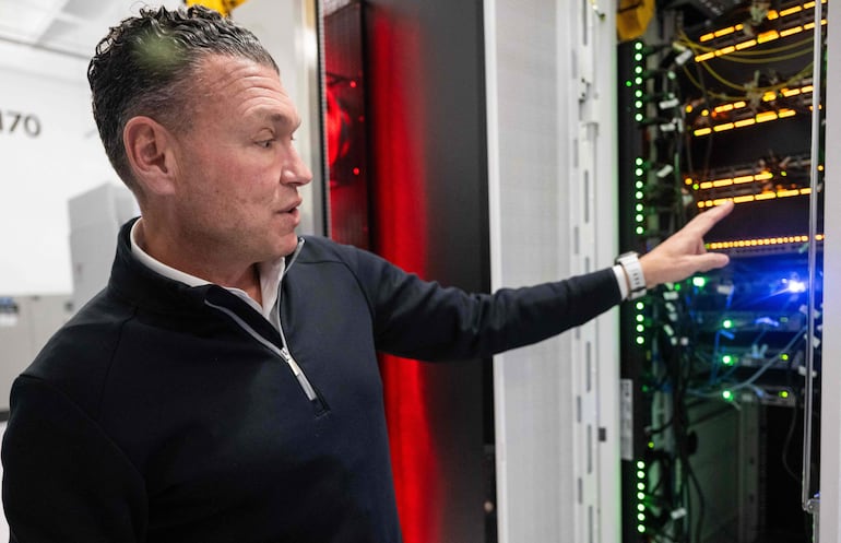 Chris Sharp, director de Tecnología de Digital Realty, observa servidores activos en el centro de datos Digital Realty Innovation Lab (DRIL) en Ashburn, Virginia, el 12 de noviembre de 2025.