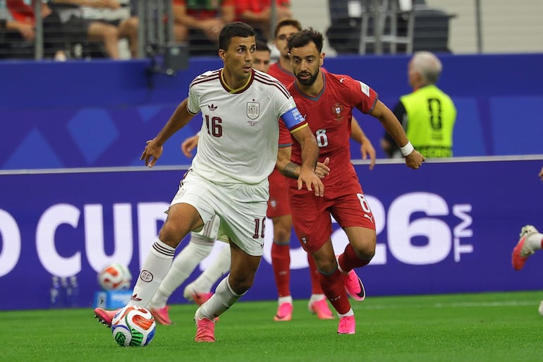 El español Rodri (izq.) en acción contra el portugués Bruno Fernandes durante el partido de octavos de final de la Copa Mundial de la FIFA 2026 entre Portugal y España, en Dallas, EE. UU..