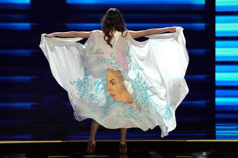 Miss Argentina, Barbara Cabrera sube al escenario con una capa con la imagen de Evita Perón. 