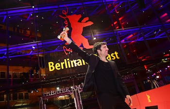 Ilker Catak con el Oso de Oro a la mejor película por 'Yellow Letters'