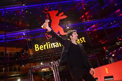 Ilker Catak con el Oso de Oro a la mejor película por 'Yellow Letters'