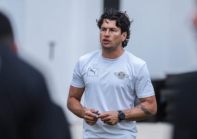 El entrenador de Libertad, Nelson Antonio Haedo Valdez (42 años), comandando la sesión de entrenamientos del plantel gumarelo, en Tuyucuá. (Foto: @Libertad_Guma)