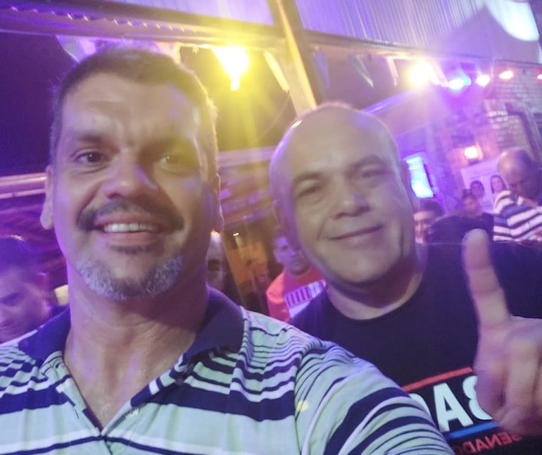 Fernando Verón, presidente de la Junta Municipal de Nanawa, con Basilio Núñez.