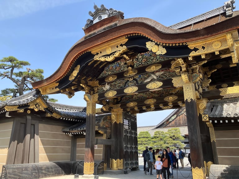Patrimonio Cultural Mundial, Castillo Nijō (residencia del shogun Tokugawa Ieyasu) - La Puerta de Karamon del Palacio Ninomaru, Kioto, Japón.