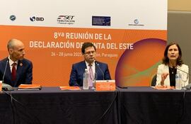 David Bradbury; el viceministro paraguayo de Tributación, Oscar Orue y Zayda Manatta, en la rueda de prensa este martes, en Paseo La Galería.