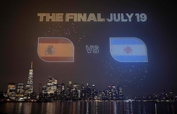 El anuncio de la final del 19 de julio, con las banderas de España y Argentina, se proyecta frente al horizonte de Manhattan durante el espectáculo de drones de la FIFA en Nueva York/Nueva Jersey, en el Liberty State Park, el 15 de julio de 2026 en Jersey City, Nueva Jersey.