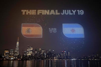 El anuncio de la final del 19 de julio, con las banderas de España y Argentina, se proyecta frente al horizonte de Manhattan durante el espectáculo de drones de la FIFA en Nueva York/Nueva Jersey, en el Liberty State Park, el 15 de julio de 2026 en Jersey City, Nueva Jersey.