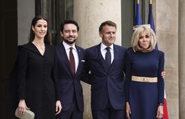 La princesa Rajwa Al Hussein de Jordania, el príncipe Hussein bin Abdullah de Jordania, el presidente francés Emmanuel Macron y su esposa, Brigitte Macron, posando en el Palacio del Elíseo en París. (EFE/EPA/TERESA SUAREZ)