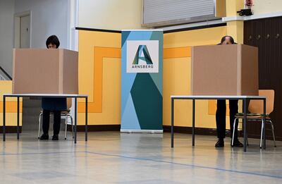 El presidente del partido Unión Demócrata Cristiana (CDU) y candidato a canciller Friedrich Merz (R) y su esposa Charlotte (L) emitieron sus votos para las elecciones generales, en un millón de mesas electorales en Arnsberg.