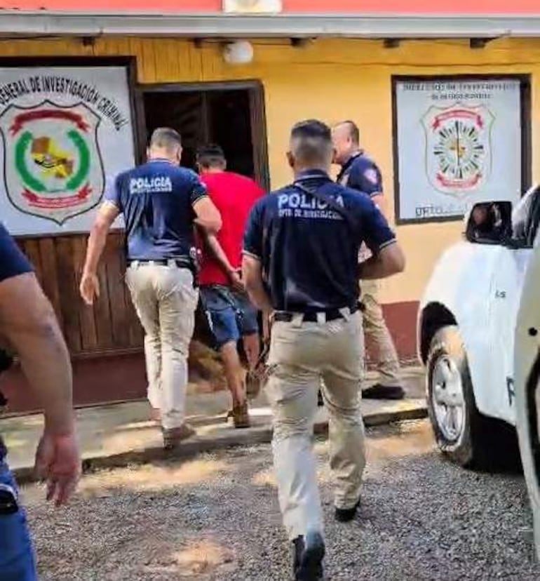 Agentes policiales detienen a Fabio Ramón Benítez Gauto, alias 'Máster', en un operativo en Caaguazú.