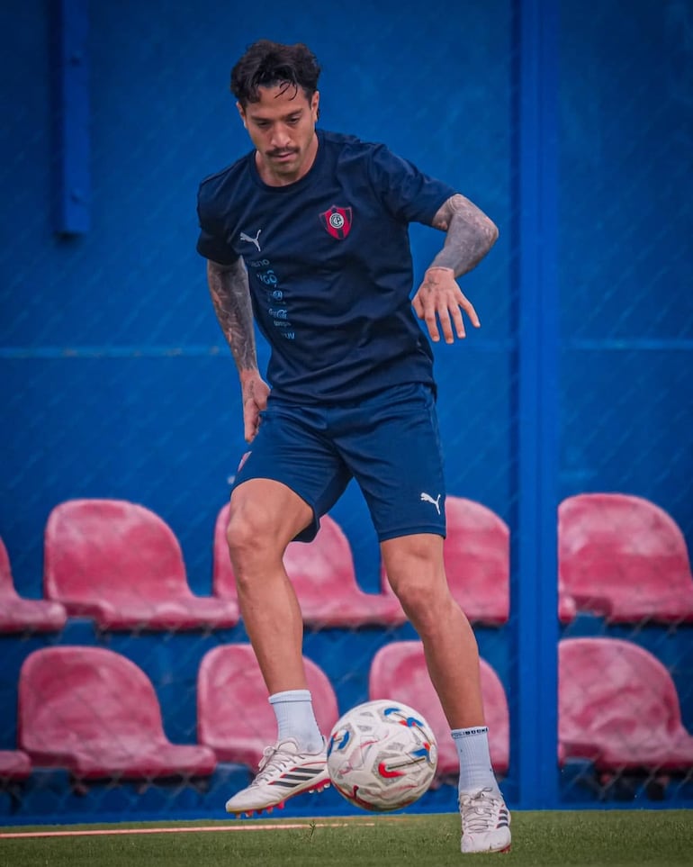 El lateral-volante uruguayo, Fabricio Domínguez Huertas (28 años) en la sesión de entrenamiento de Cerro Porteño, desarrollada en La Ollita.