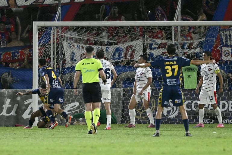 Los jugadores de Cerro Porteño lamentan un gol en el partido frente a Sportivo Trinidense por la fecha 12 del torneo Clausura 2026 de la Primera División de Paraguay en el estadio Luis Salinas, en Itauguá, Paraguay.