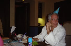 Esta fotografía sin fecha, en un lugar no identificado, publicada por el Departamento de Justicia de EE. UU. el 19 de diciembre de 2025, muestra a Jeffrey Epstein, un acaudalado financiero estadounidense que murió en prisión en 2019 mientras esperaba juicio por tráfico sexual de menores.