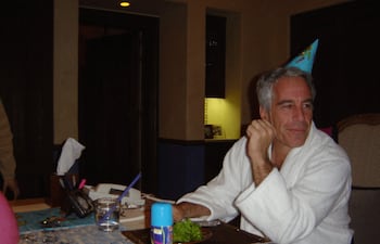 Esta fotografía sin fecha, en un lugar no identificado, publicada por el Departamento de Justicia de EE. UU. el 19 de diciembre de 2025, muestra a Jeffrey Epstein, un acaudalado financiero estadounidense que murió en prisión en 2019 mientras esperaba juicio por tráfico sexual de menores.